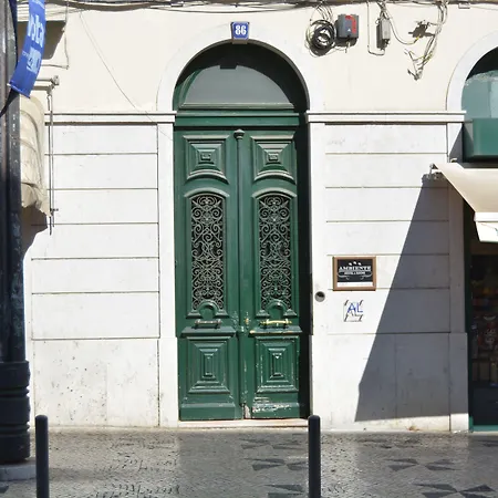 安比恩特旅舍 *